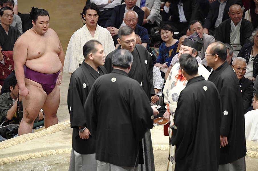 相撲のビデオ判定はあくまで「目安」。ハイテク偏重の前にあった先人の知恵。＜Number Web＞ photograph by Kyodo News