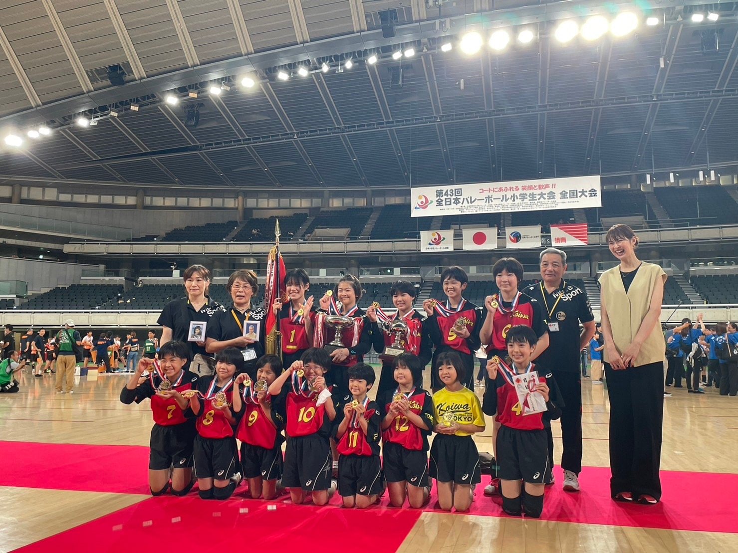 表彰式では子どもたちと一緒に写真に収まった木村沙織。忘れられない夏になった(筆者撮影)