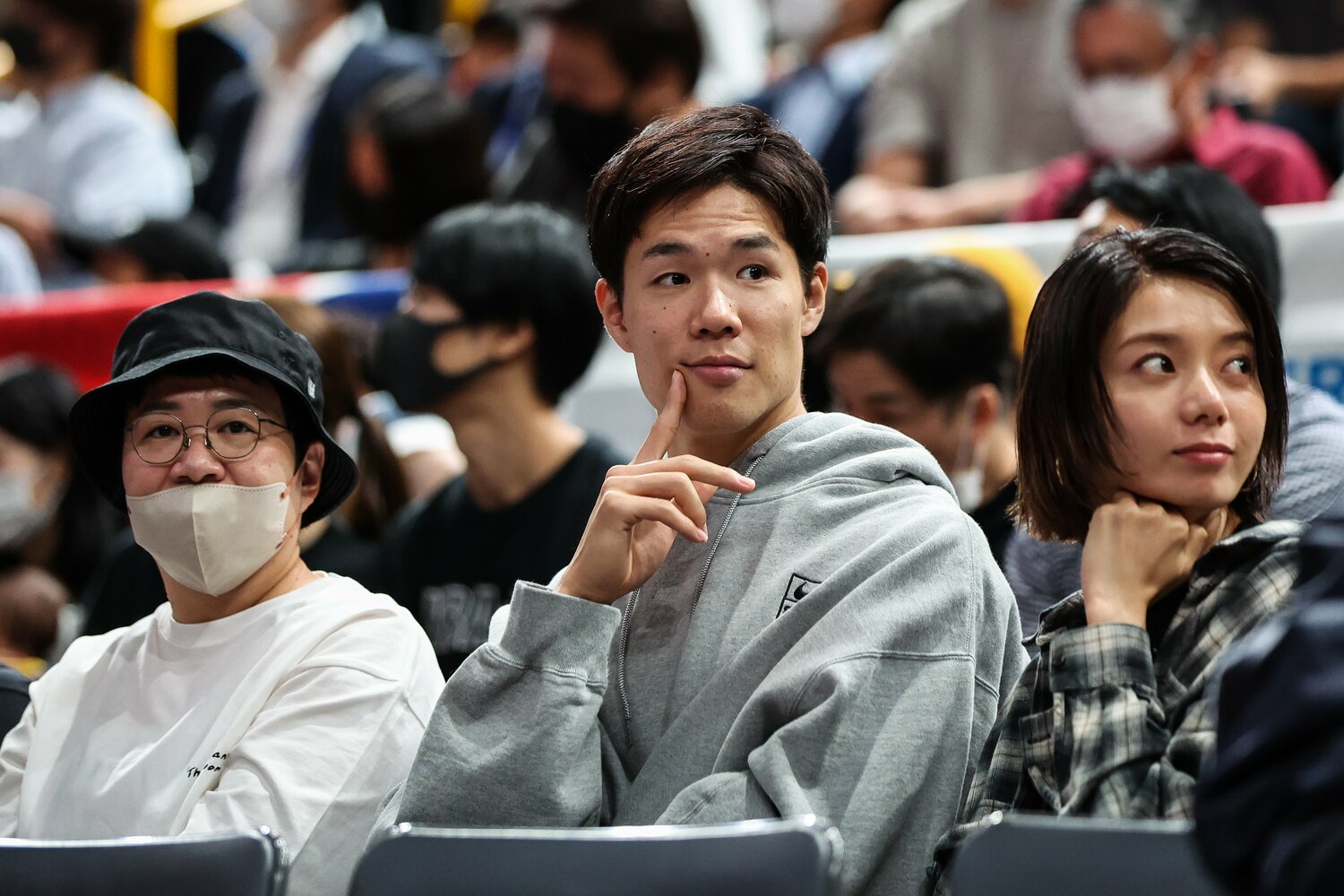 「NBA Japan Games」を観戦する馬場雄大と妻・森カンナ。左は友人のハリセンボン近藤春菜（2022年）©︎Takashi Aoyama/Getty Images)