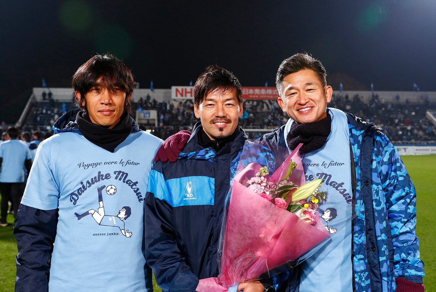 サイゴンFCへの移籍が決まり、セレモニーで中村俊輔（左）、三浦知良（右）と写真に納まる松井大輔　©YOKOHAMA FC