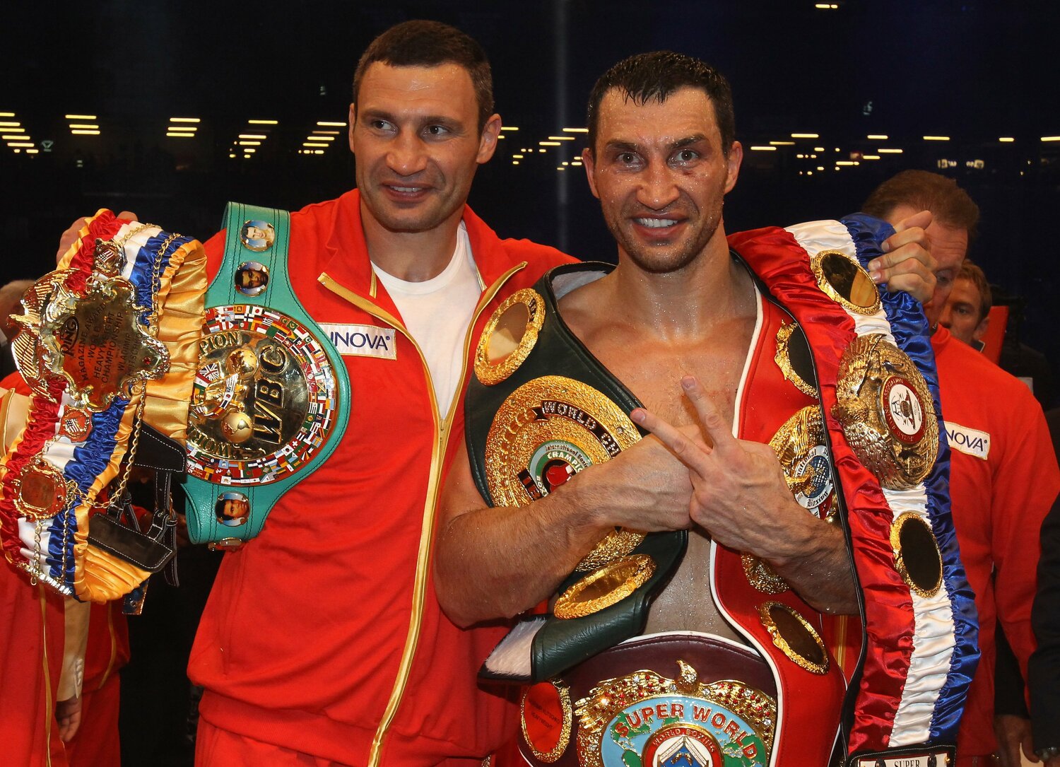 兄のビタリ・クリチコ（左・現キエフ市長）と、弟のウラジミール・クリチコ。2011年7月には兄弟で主要4団体のヘビー級のベルトを独占した　©Getty Images