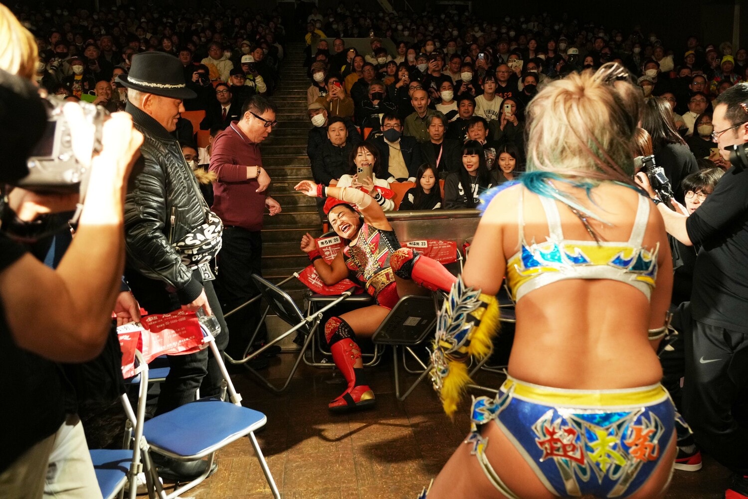 場外戦、客席に投げ飛ばされた里村明衣子。左に鈴木みのるの姿が見える　©Essei Hara