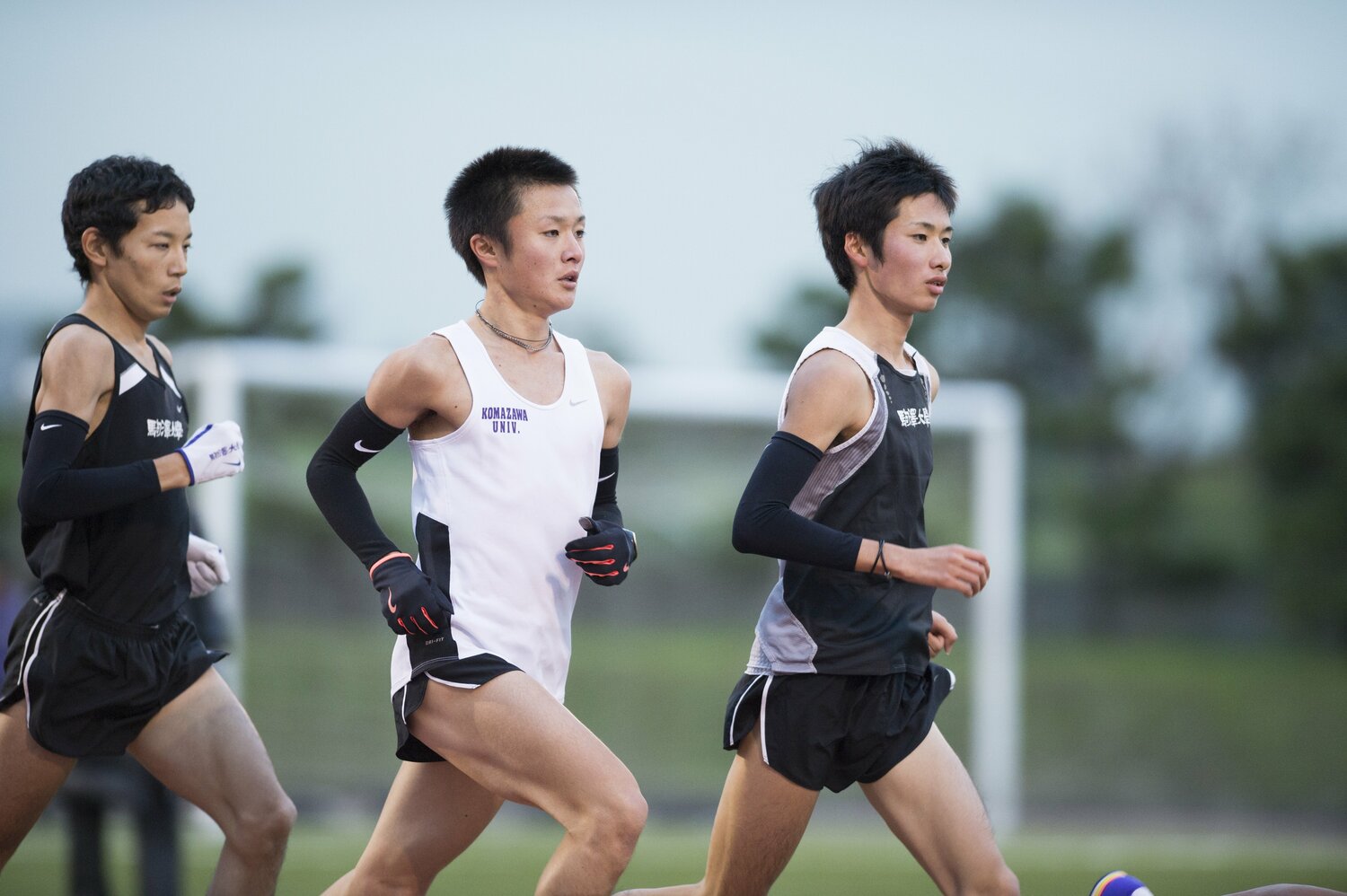 駒澤大学陸上部の練習で先頭を走る撹上宏光　©Asami Enomoto
