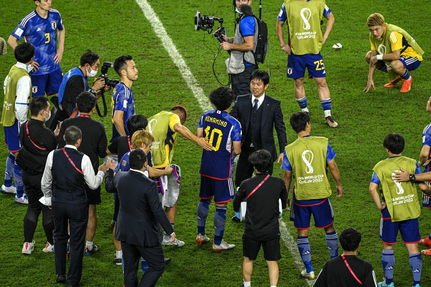 敗戦となり、気持ちを整理するように周りを見ながら、しゃがんでいた堂安（右上）　©Takuya Sugiyama/JMPA