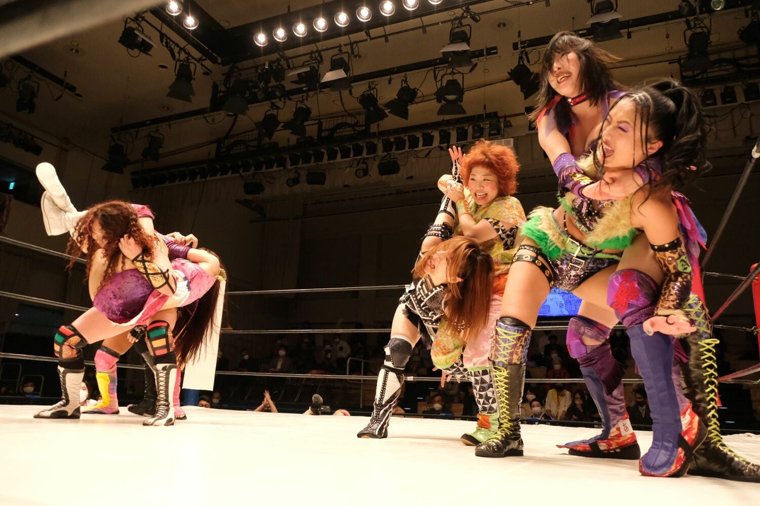 記念マッチでは米山香織(中央)、春日萌花(左)らと組み、同期のスター選手たちと対戦