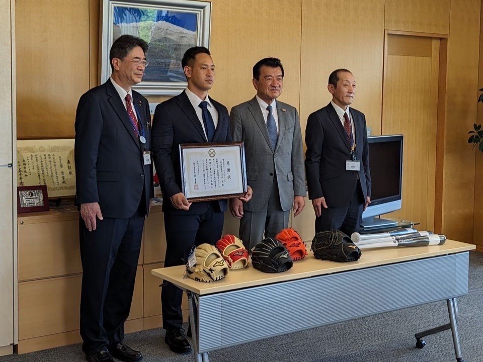 野々市市にバットとグラブを寄贈した水本　※本人提供