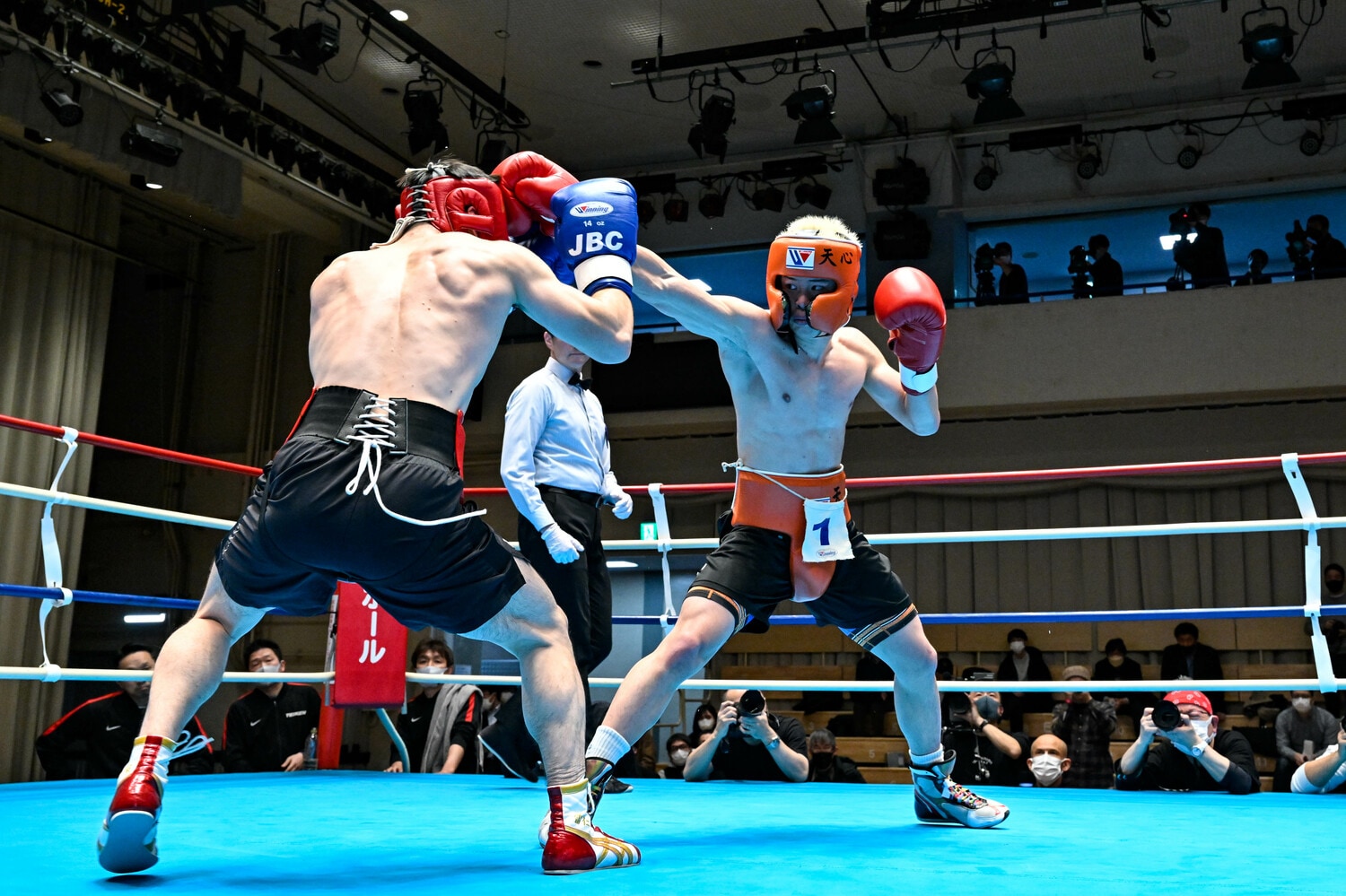 日本バンタム級1位、南出仁とのスパーリング。リングサイドだけでなくバルコニーにも多くのカメラが陣取っている　©Hiroaki Yamaguchi