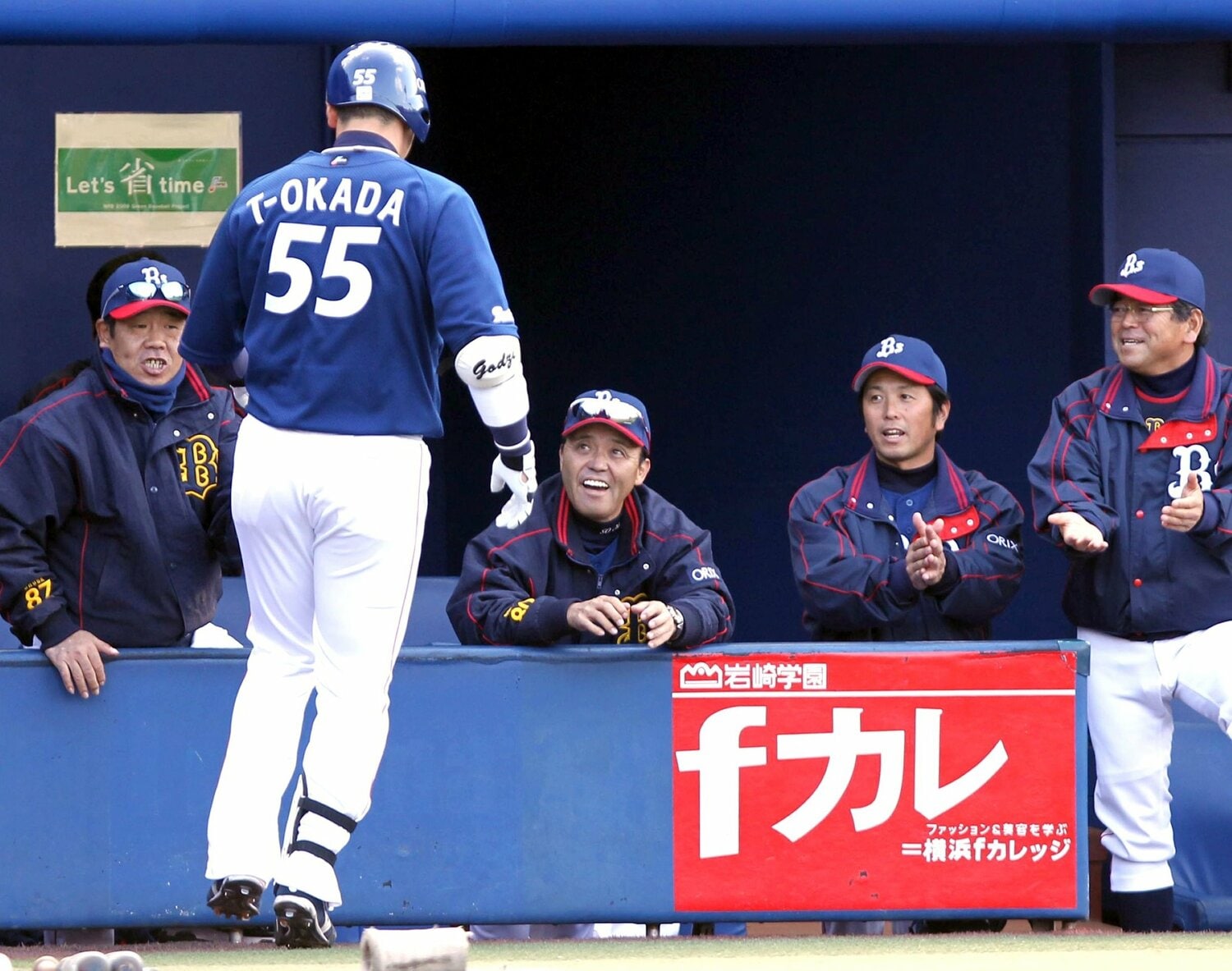 2011年3月のオープン戦でバックスクリーン上部のビジョンを直撃する特大アーチを放ったT-岡田を迎えるオリックス・岡田彰布監督　©︎SANKEI SHIMBUN