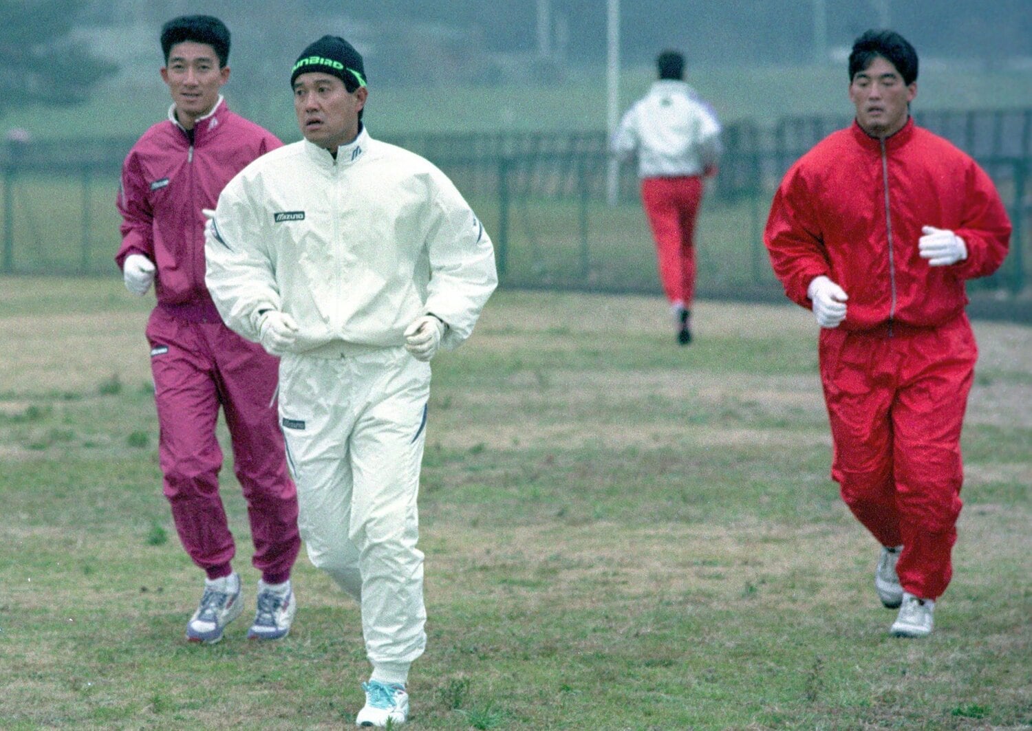 多摩川グラウンドで長嶋一茂（右）らと汗を流す原辰徳（1993年）　©︎KYODO