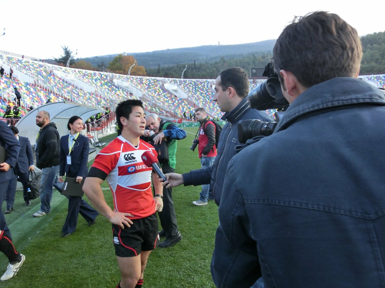 自身のサヨナラDGでジョージアに勝利した後、インタビューに応える小野晃征。英語が堪能な司令塔は海外メディアにとって貴重な存在だった（2012年）　©︎Nobuhiko Otomo