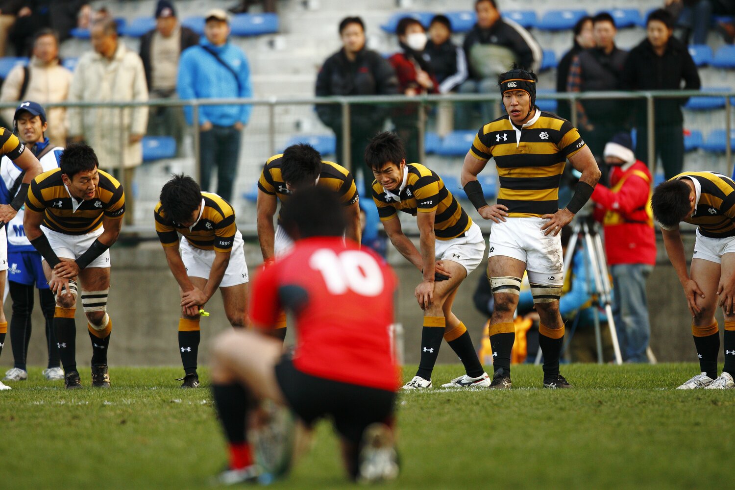 慶應大1年生時の児玉さん(中央）。4年生のラストマッチとなった帝京大戦では、ラストプレーのキック時に思わず涙…　©︎Tamon Matsuzono