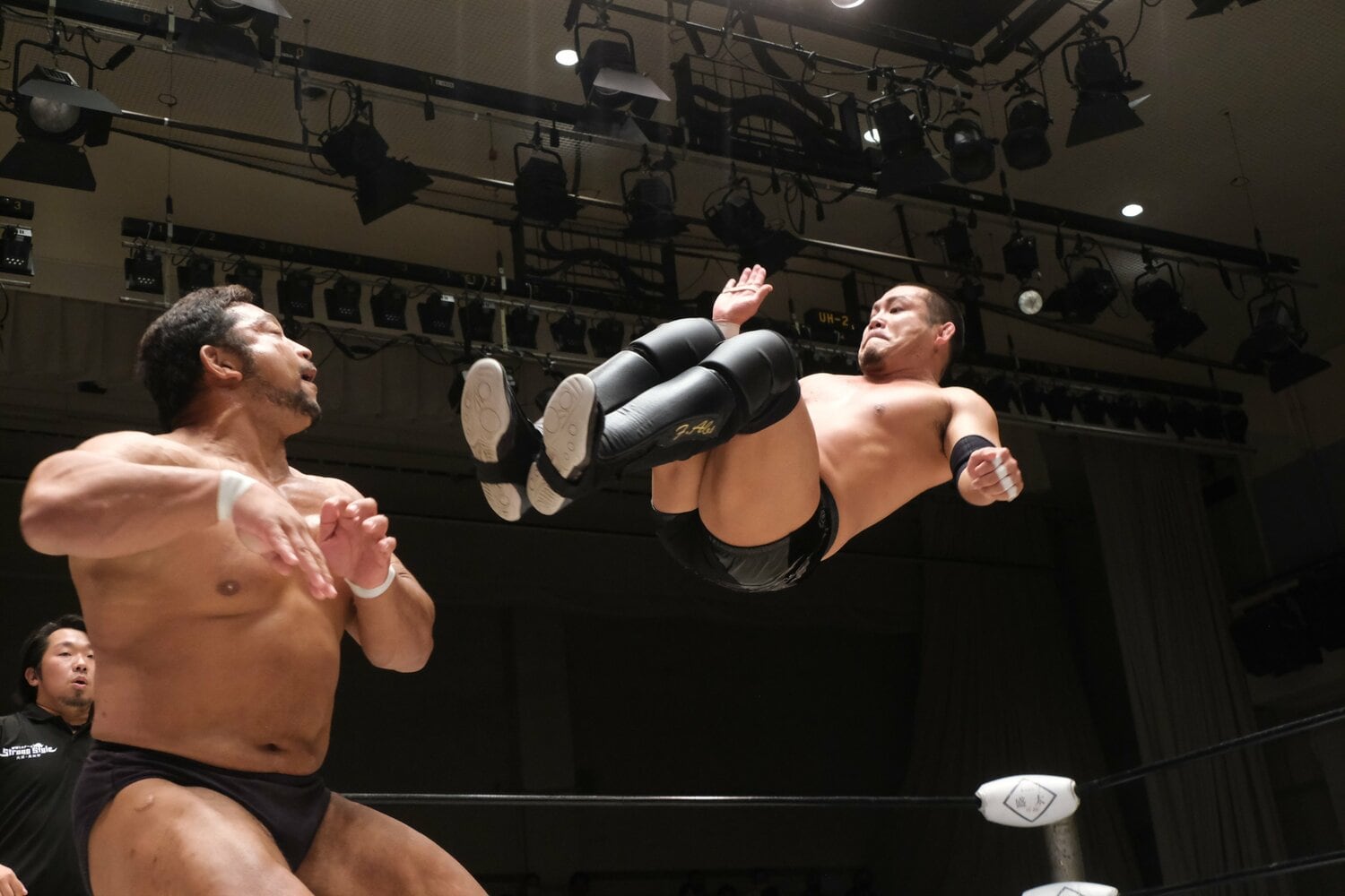 関本にドロップキックを放つ阿部