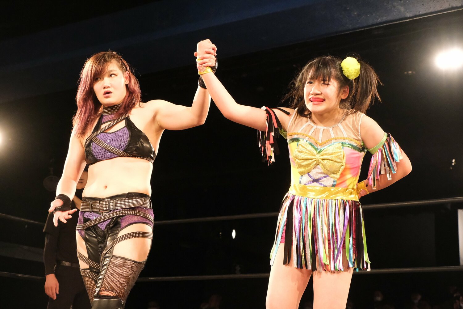 エキシビションを終えた宮城は、手を掲げて細川の健闘を称えた