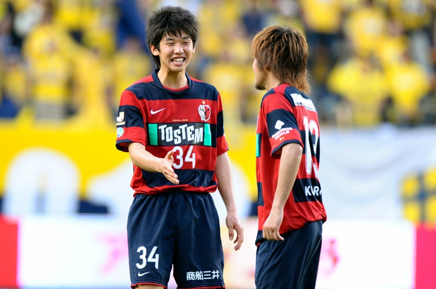 興梠慎三と握手するルーキー大迫勇也（2009年5月）　©︎Toshiya Kondo