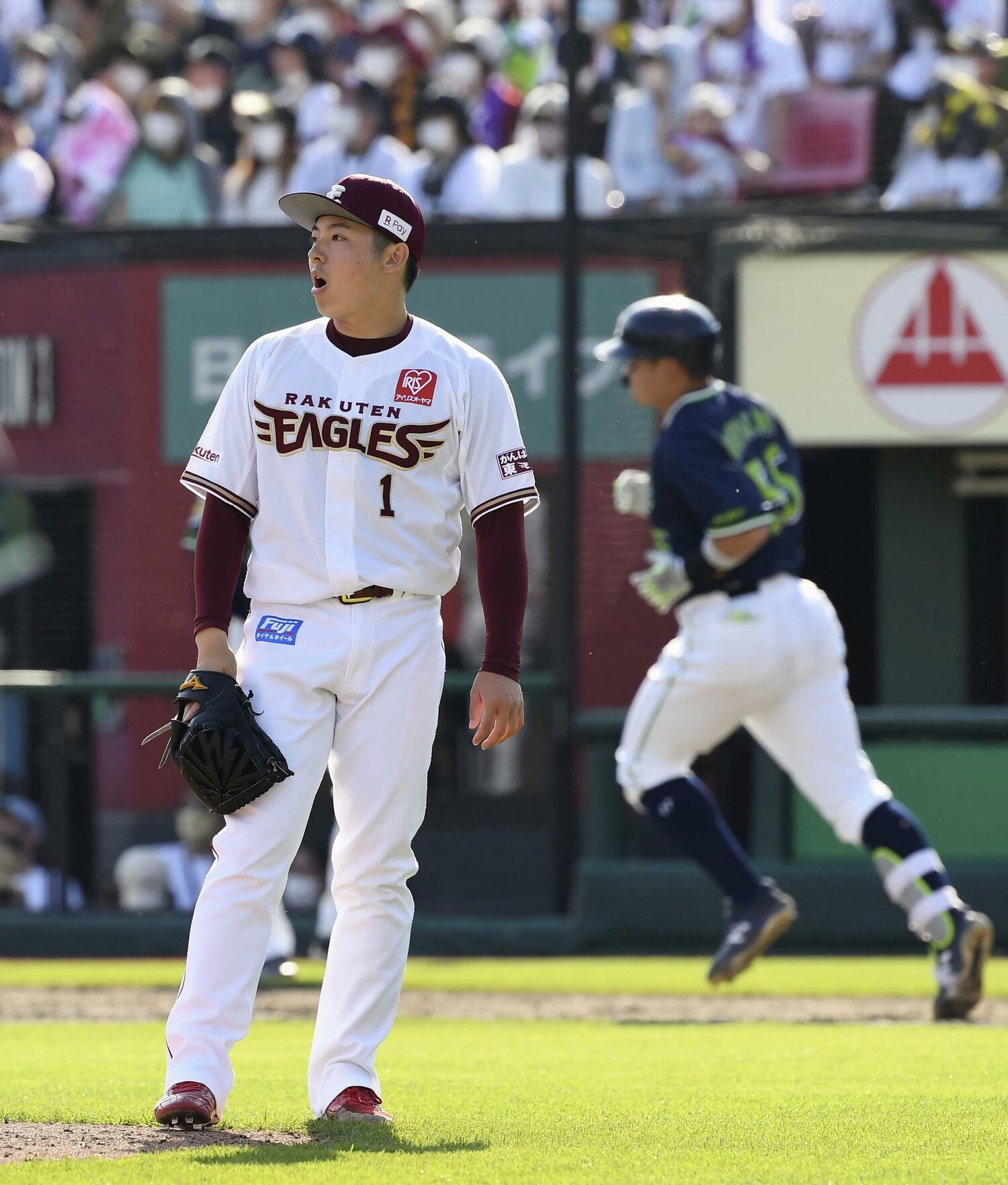 村上の逆方向弾に、楽天の守護神・松井裕樹も思わず口をあんぐり　©Kyodo News