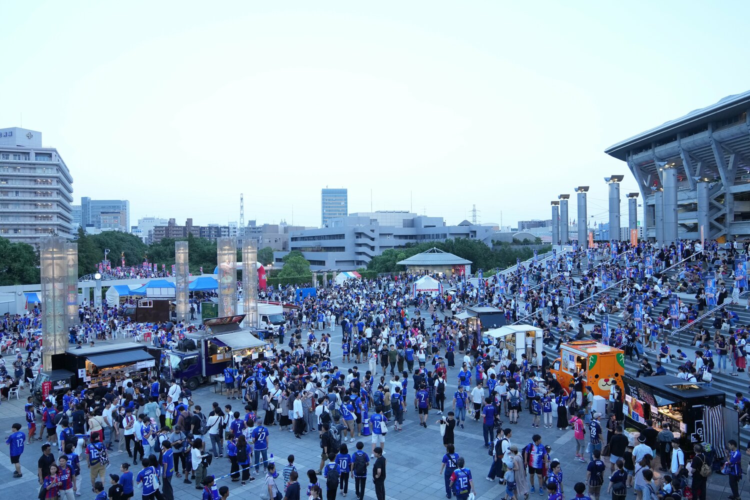 試合開始前、スタジアムグルメを買い求めるサポーターでにぎわう「トリコロールランド」
