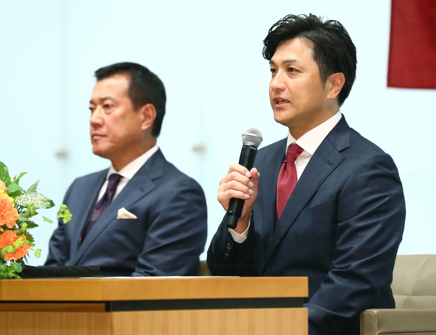 2018年10月、監督を退任する高橋由伸氏と復帰する原辰徳氏の記者会見 ©JIJI PRESS
