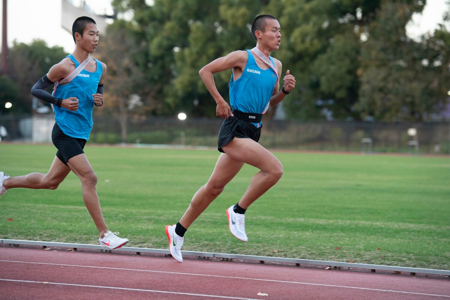 練習で主力の溜池一太と走る佐藤。ストライドの大きさが目を引く