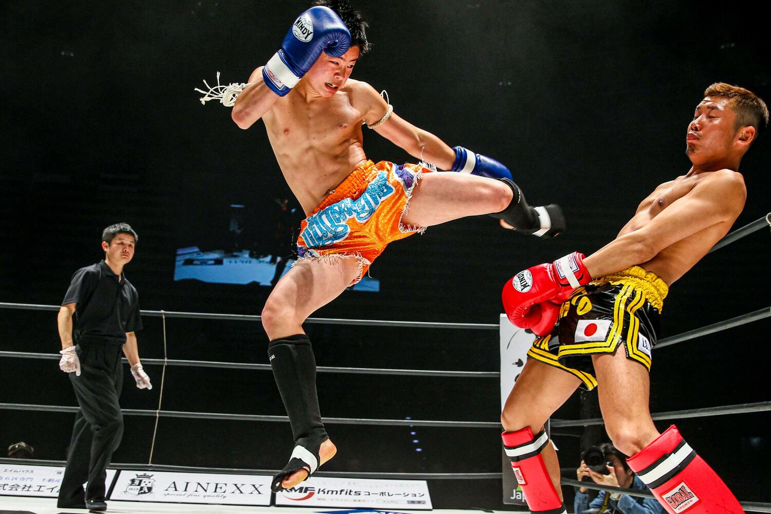 プロデビュー前に石井達也と行ったエキシビションマッチでハイキックを放つ那須川天心　©Susumu Nagao