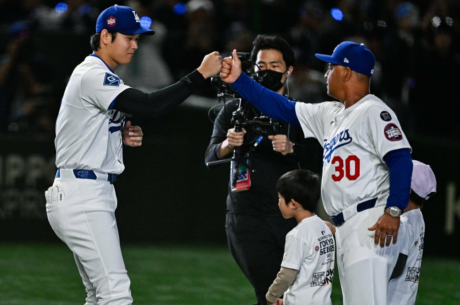 大谷とグータッチするロバーツ監督　©Nanae Suzuki