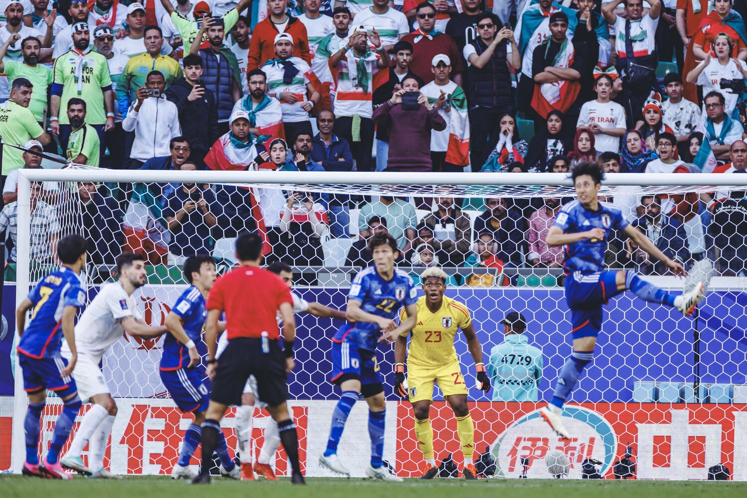 ロングボールでイランに押し込まれる展開になっても、森保一監督はCBの枚数を増やさなかった　©Kiichi Matsumoto