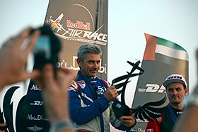 ファンが殺到した表彰台前。そこには、優勝したボノムの会心の笑顔があった。(C)Masayuki Tanabe  