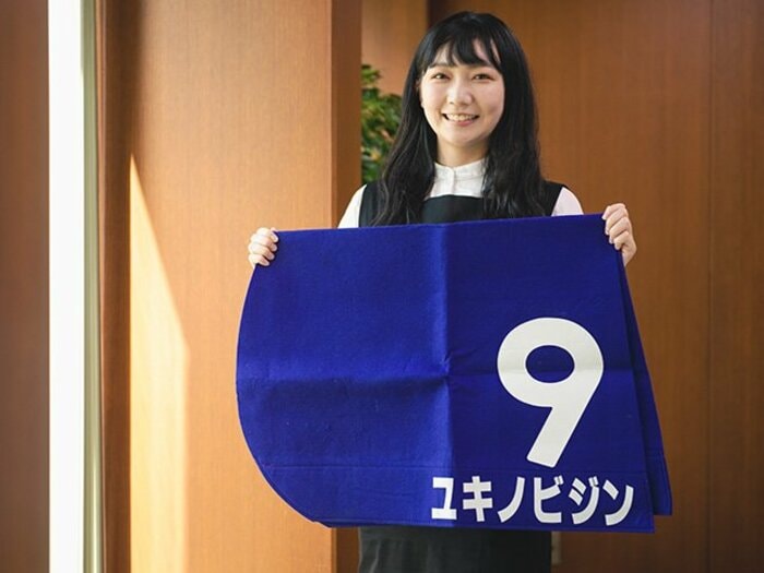 “ユキノビジンによって生まれた”タレント・優希乃さんの競馬愛が深すぎる「馬に会えないのがつらすぎて、競馬場でバイトも…」<Number Web> photograph by Wataru Sato