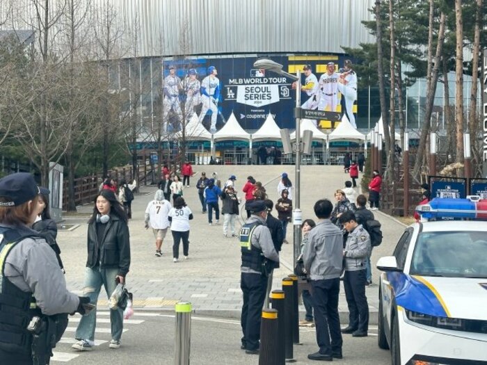 「日本人の方ですか？」韓国人と同行“あっさり入場できた”ドジャース開幕戦…生で見た大谷翔平、ダルビッシュ「ダッシュする人々もいた」＜Number Web＞ photograph by Yuko