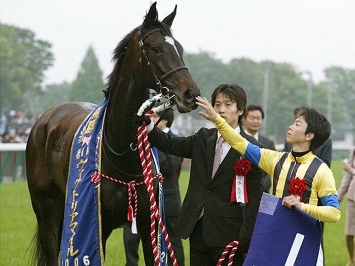 初代ヴィクトリアマイル制覇コンビ。北村宏司とダンスインザムードの絆。＜Number Web＞ photograph by Kyodo News