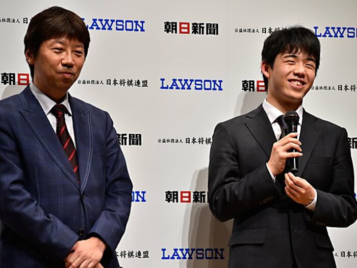 杉本昌隆八段＆藤井聡太二冠の“今どきな師弟関係” 「斎藤佑樹がいた早実の甲子園優勝」との共通点って？＜Number Web＞ photograph by Takashi Shimizu