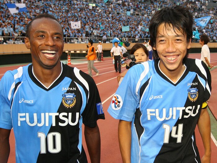 「初優勝、自宅で涙が止まらなかったよ」フロンターレと中村憲剛、小林悠への愛は今も…ジュニーニョ激白「じつはバルサが僕を狙っていた」＜Number Web＞ photograph by AFLO SPORT