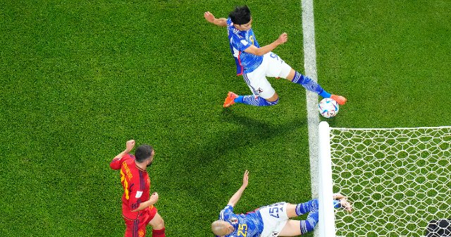 スペイン戦で出た奇跡の1ミリ 三笘薫“奇跡の1ミリ”、あの“証拠写真”を撮影した外国人