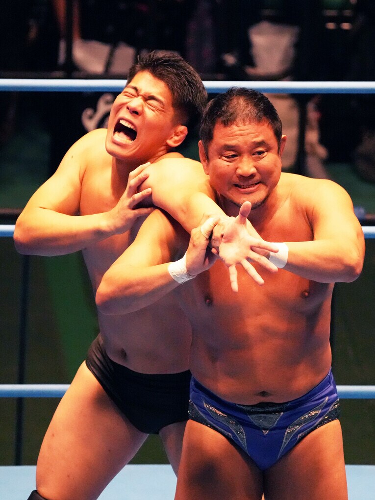 永田裕志の腕折りに苦しむ