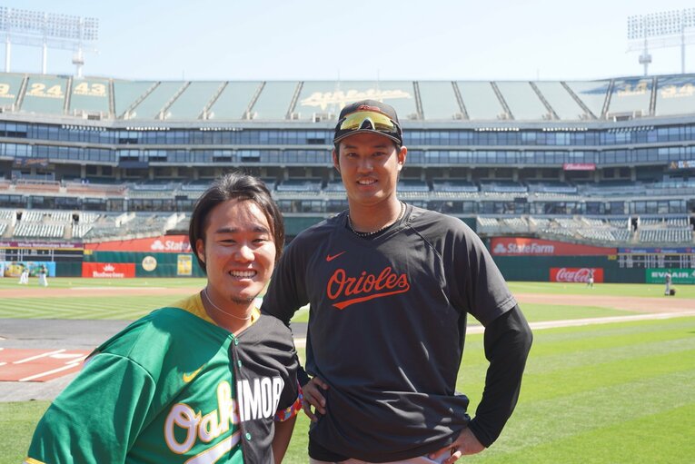 移籍後、藤浪と。服部のユニフォームも2つの球団を組み合わせたスペシャルな仕様に　写真は関西テレビ服部優陽アナウンサー提供