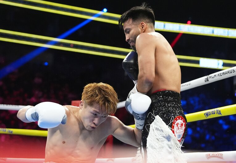 衝撃的なダウンの瞬間（1枚目／全3枚） ©Naoki Fukuda