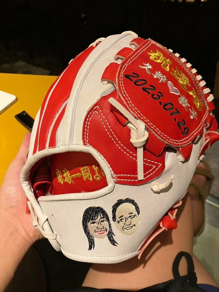 両親の還暦祝いに作ったという実際のグローブ／本人提供