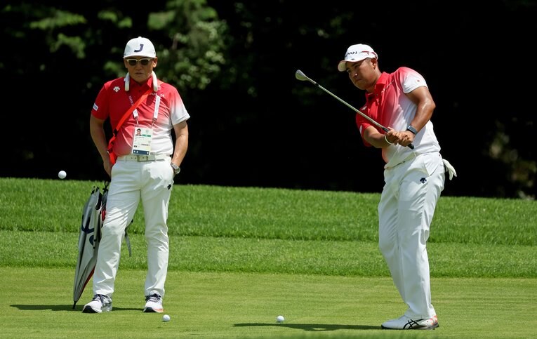 東京五輪を控え、松山と言葉をかわす丸山監督　©︎Getty Images