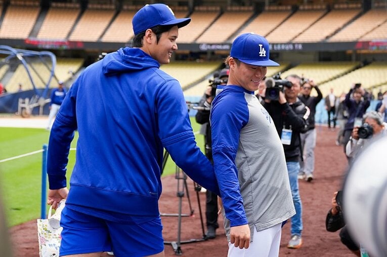 ドジャースタジアムで朗らかな表情の大谷翔平と山本由伸。彼らが戦う本拠地観戦での“お買い物事情”は？ ／ photograph by AP/AFLO