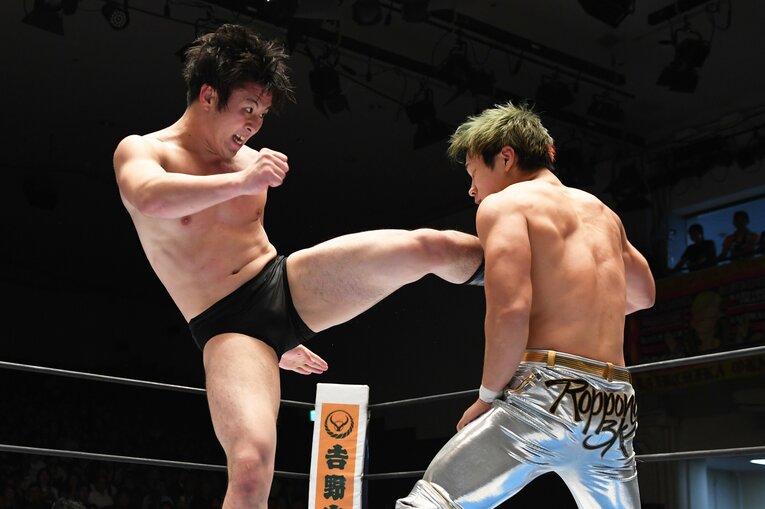 2017年10月23日、後楽園ホール。YOHにキックを入れるヤングライオン時代の川人拓来