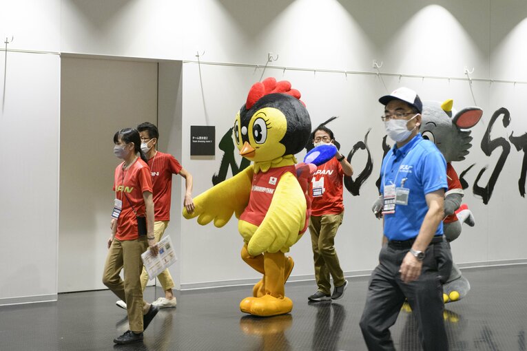 火の鳥ちゃんはバレーボール女子日本代表チームの公式マスコット。お付きの人がたくさんいる　©︎Hirofumi Kamaya