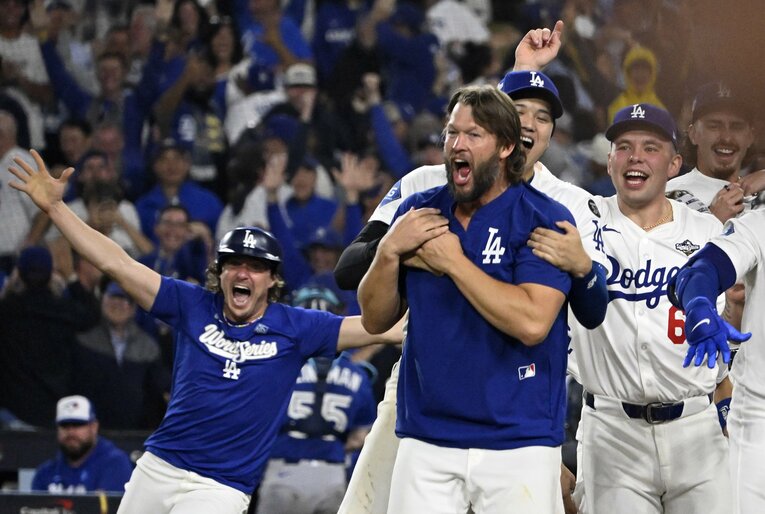 【ドジャースのテレビに映らない名場面】WS第3戦、フリーマンのサヨナラ弾に大喜びのカーショウを大谷がバックハグ　©Getty Images