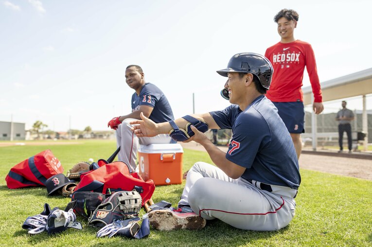 ドミニカ共和国代表としてWBCに出場するデバース（左）と談笑する吉田正尚　©︎Getty Images