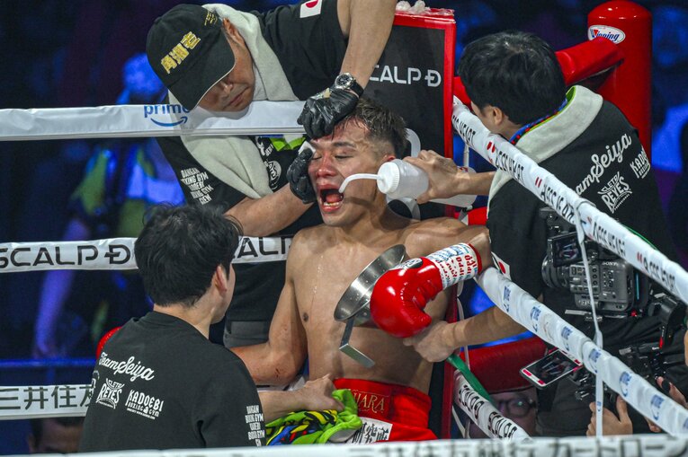 堤聖也vs.比嘉大吾。2月24日、有明アリーナ　©Takuya Sugiyama