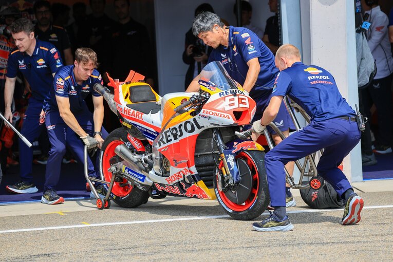 ドイツGP、Q2での1回目の転倒後、ピットに戻ってマシンの乗り換えるマルケス　©Satoshi Endo