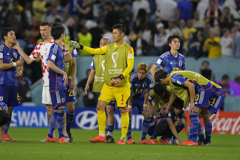 クロアチア戦後、選手たちをなぐさめ、自身も涙する川島　©Koki Nagahama／JMPA