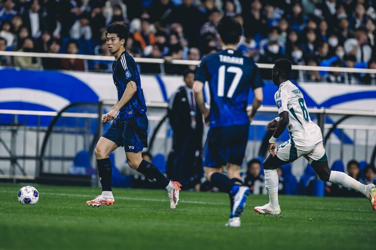 最終ラインで攻撃の起点にもなった高井幸大　©︎Kiichi Matsumoto