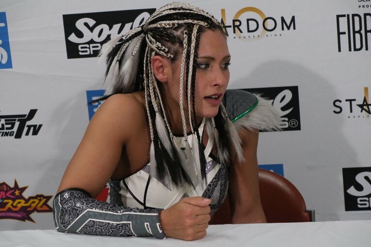 スターダム退団マッチで小波が“亡き戦友”木村花の技に込めた意味とは？ 対戦したジュリアは試合中に涙…「まだまだNEVER ENDです」(36)