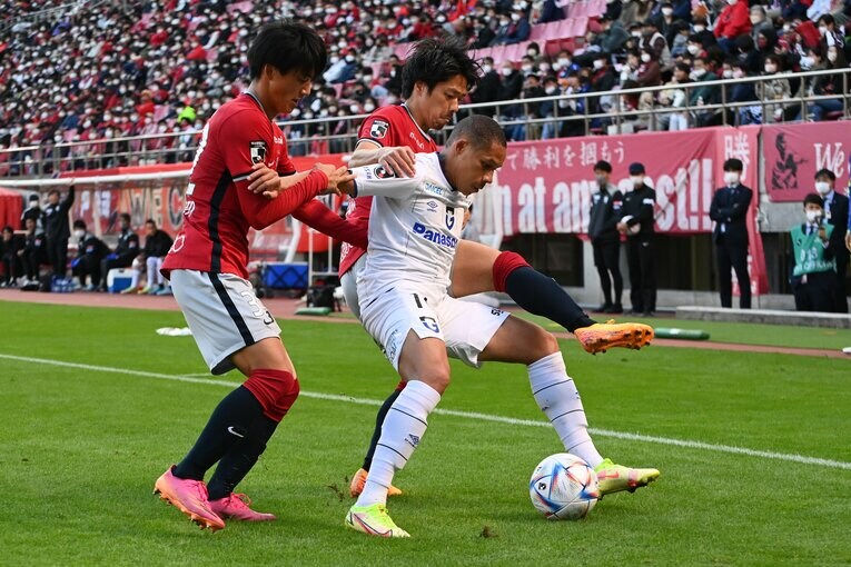 相手陣内でボールをキープするウェリントン・シウバ