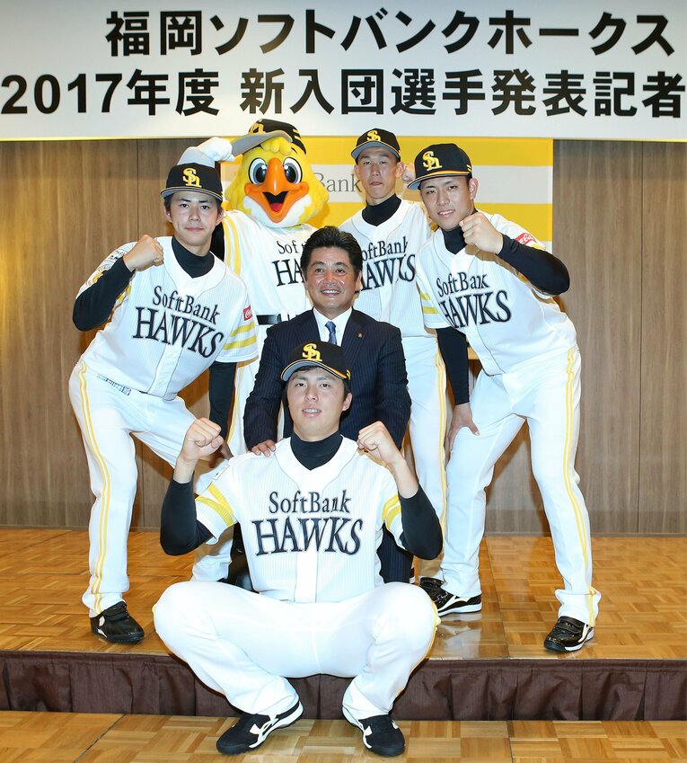 2016年ドラフト1位指名を受けた田中正義。同期に（左端から時計回りで）古谷優人、三森大貴、九鬼隆平がいる　©JIJI PRESS