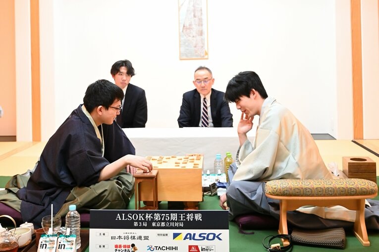 【藤井vs永瀬レア写真】負けても勝っても嬉しそう…2人の感想戦を見る（右に続きます）　©Keiji Ishikawa